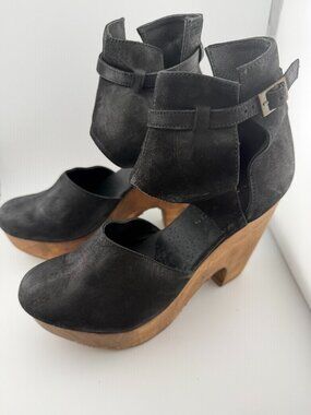 GENTLY USED FIVE WORLDS BY CORDANI "CARMEN" PLATFORM BOOTIES!